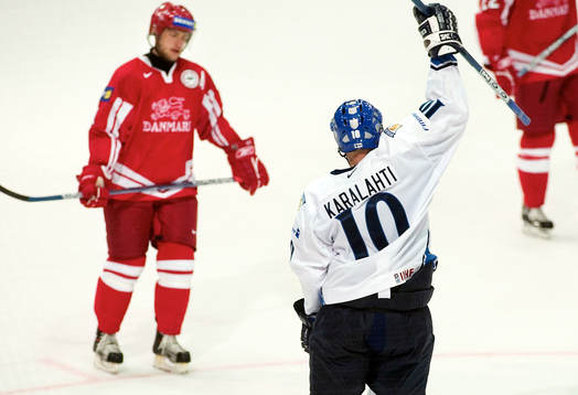 Jere Karalahti jublar för Finlands första mål i
