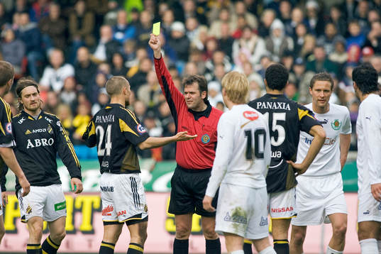 Keijo Hyvärinen, domare varnar Nicklas Carlsson och Arash