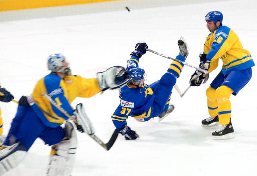 Mikael Samuelsson får sig en flygtur av Bogdan Savenko