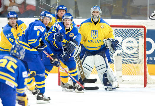 Daniel Alfredsson och Christian Backman framför Kostyantyn