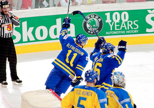 Daniel Alfredsson avgör för Sverige med 2-3. (Jubel)
