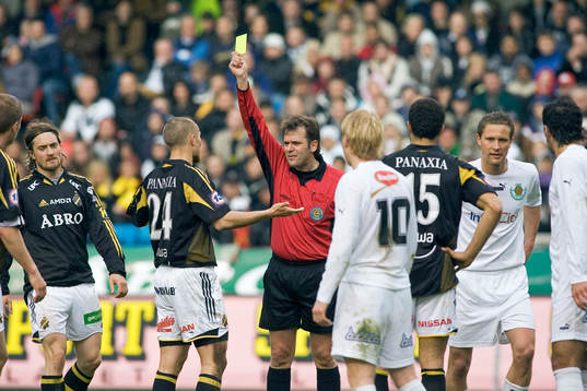 Keijo Hyvärinen, domare, Nicklas Carlsson och Arash