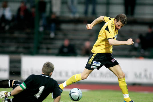 Mikael Dahlgren rundar Martin Lundborg, målvakt, VMA