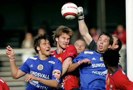 Dick Last boxar bort bollen framför Fredric Lundqvist,