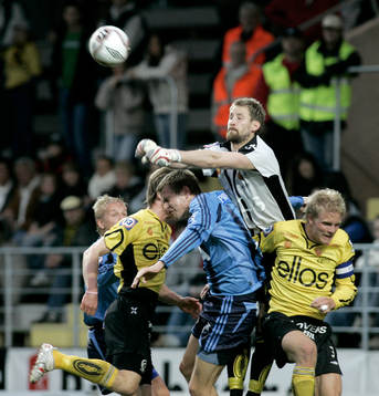 Johan Wiland boxar undan