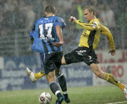 Sören Larsen skjuter segermålet i ösregn. 2-1, Johan