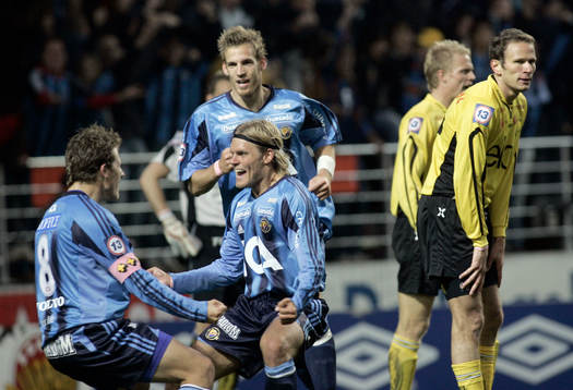 Johan Arneng har kvitterat, 1-1, och jublar med Tobias