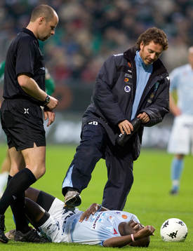Joseph Elanga, Malmö FF och Martin Hansson, domare, skada