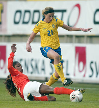 Maria Karlsson flyger över