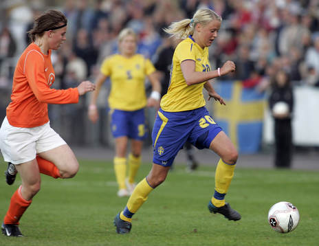 Josefine Öqvist lämnar Petra Hogewoning bakom sig