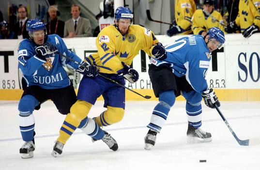 Daniel Sedin kämpar mot Olli Jokinen och Jere Karalahti,