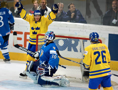 Fredrik Norrena, målvakt, släpper in 4-1 genom Daniel