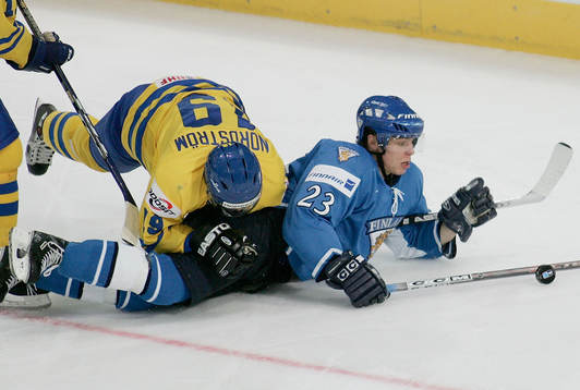 Peter Nordström trycker omkull Riku Hahl