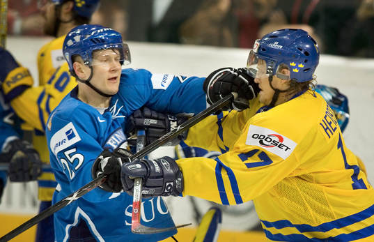 Jonathan Hedström får en snyting av Jukka Hentunen