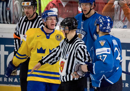 Daniel Alfredsson och Jarkko Ruutu, i livlig disskussion