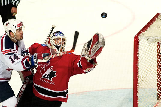 Brian Gionta tampas med Martin Brodeur, målvakt, Kanada