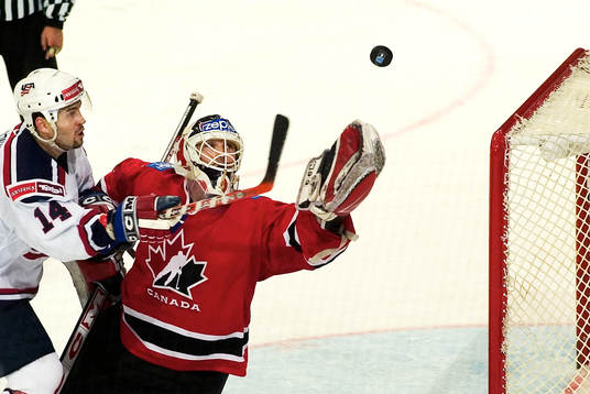 Brian Gionta tampas med Martin Brodeur, målvakt, Kanada