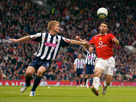 Man Utd's Ryan Giggs och WBA Martin Albrechtsen