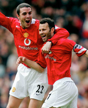 Ryan Giggs jublar med John O'Shea