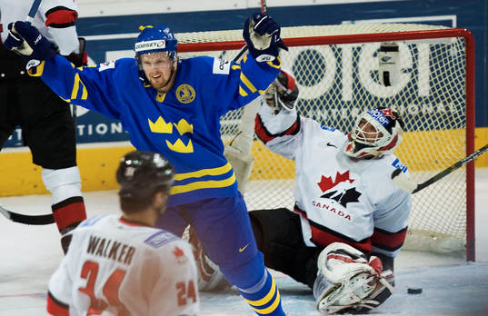 Daniel Sedin reduserar till 2-1 genom ett mål på Marin
