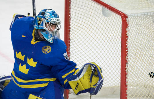 Henrik Lundqvist, målvakt släpper in två mål i första