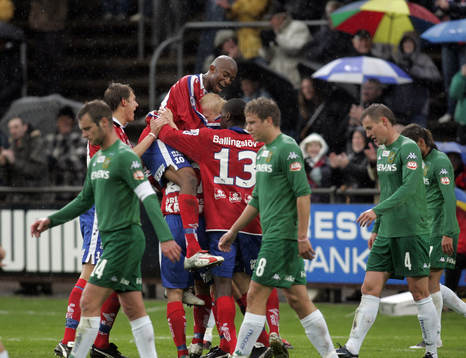 1-0, David Ljung grattas, medan raden av Bajen-spelare