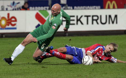 Niclas Hindsberg tacklas av Andreas Dahl