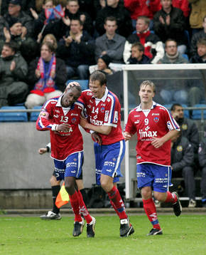 2-0, Atiba Hutchinson, som grattas av Andreas Granqvist och