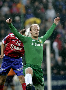Mikael Andersson, bakom nickar Andreas Granqvist