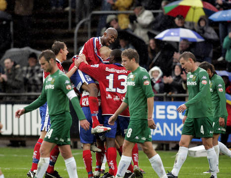 1-0, David Ljung grattas, medan raden av Bajen-spelare