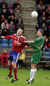 Gustaf Andersson nickar och drar Peter Gerrbrandt i tröjan