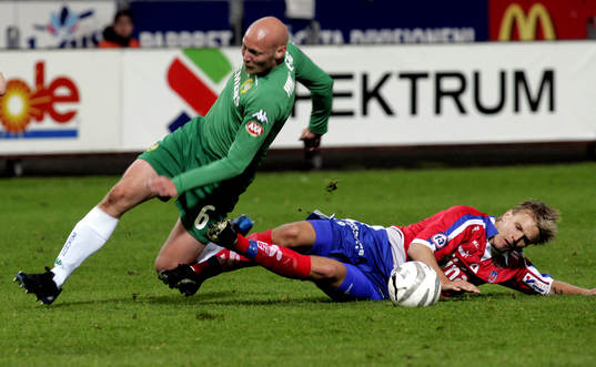 Niclas Hindsberg tacklas av Andreas Dahl