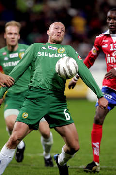 Niclas Hindsberg tar ner bollen