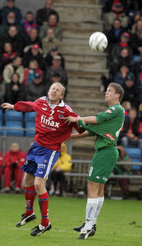 Gustaf Andersson nickar och drar Peter Gerrbrandt i tröjan