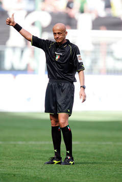 Domare Perluigi Collina, gör "tummen upp"