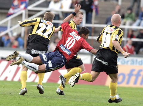 AILTON ALMEIDA OCH HANS ÖIS FÖLL MOT HÄCKEN