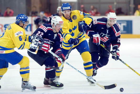 Magnus Johansson och Mikael Samuelsson försöker stoppa
