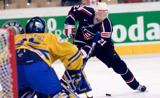 Erik Cole fri mot Henrik Lundqvist, målvakt