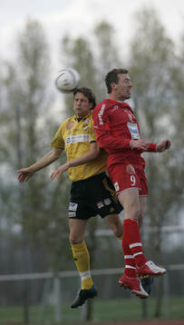 Mikael Dahlgren höjdduellerar med Martin Nordbladh.