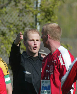 Domaren  Niklas Olsson, Ystad, tillrättavisar