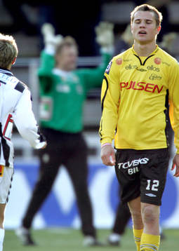 Mats Svensson, målvakt Landskrona jublar i bakgrunden och