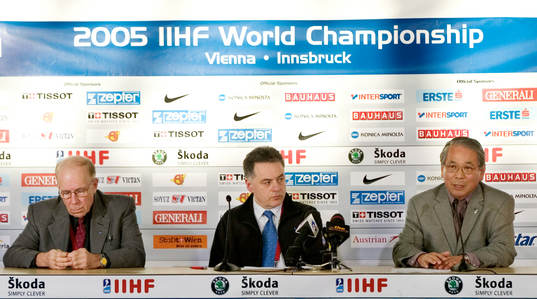 Bob Nadin, domaröverhuvud, Simon Szemberg och Shoichi