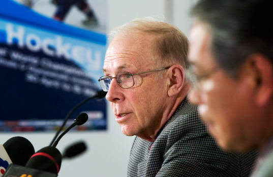 Bob Nadin, domaröverhuvud och Simon Szemberg, IIHF Manager