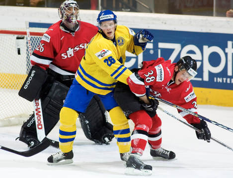 Samuel Påhlsson hålls fast av Thomas Ziegler framför