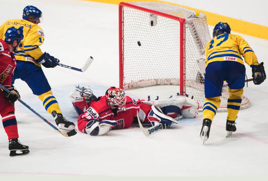 Daniel Alfredsson passar Jonathan Hedström som skjuter