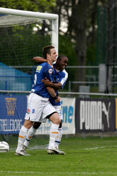 Alban Jusufi, Trelleborg gkorde 2-0, gratuleras av Stephen