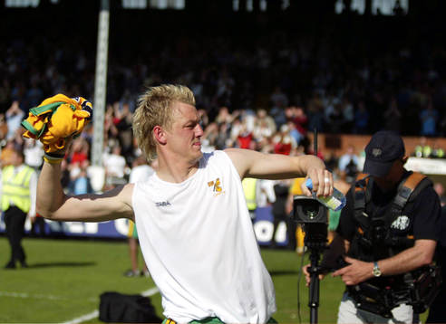 Mathias Svensson, Norwich kastar ut sin tröja i publiken
