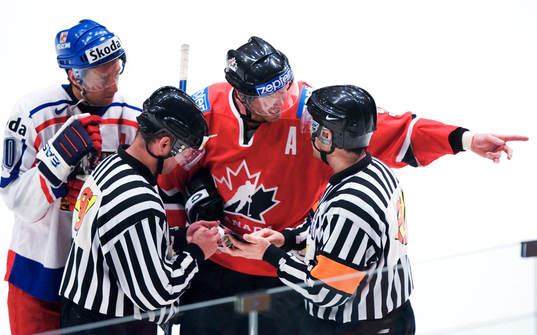 Thomas Andersson diskuterar hett med Joe Thornton