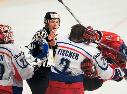 Thomas Andersson dömde finalen. situation med Jiri Fischer