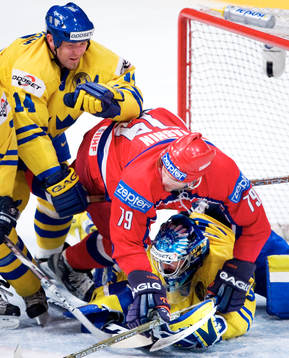 Mattias Nordström tacklar Alexei Yashin över Henrik